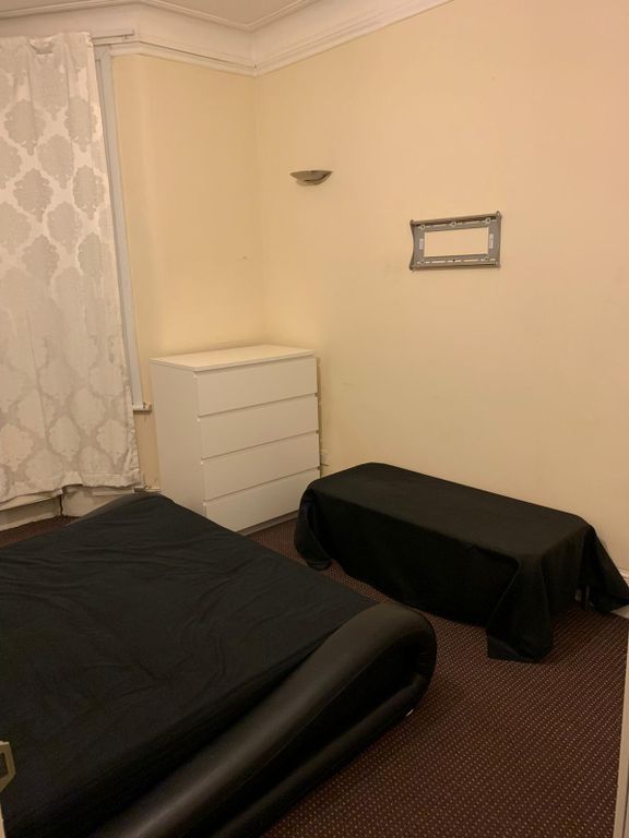 Property photo 1 of 6 One Bedroom Ground Floor Flat Close To Seven King Station- £1550