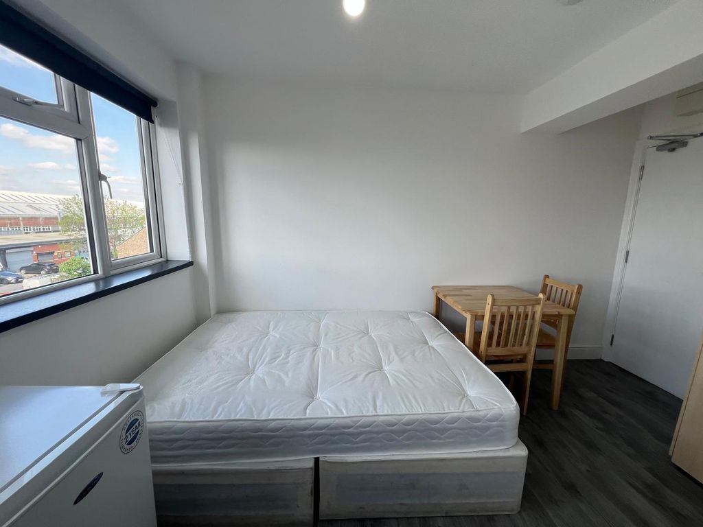Property photo 1 of 10 Self Contained Studio Flat Close To Ilford Station- 900 Pcm -dss Accepted