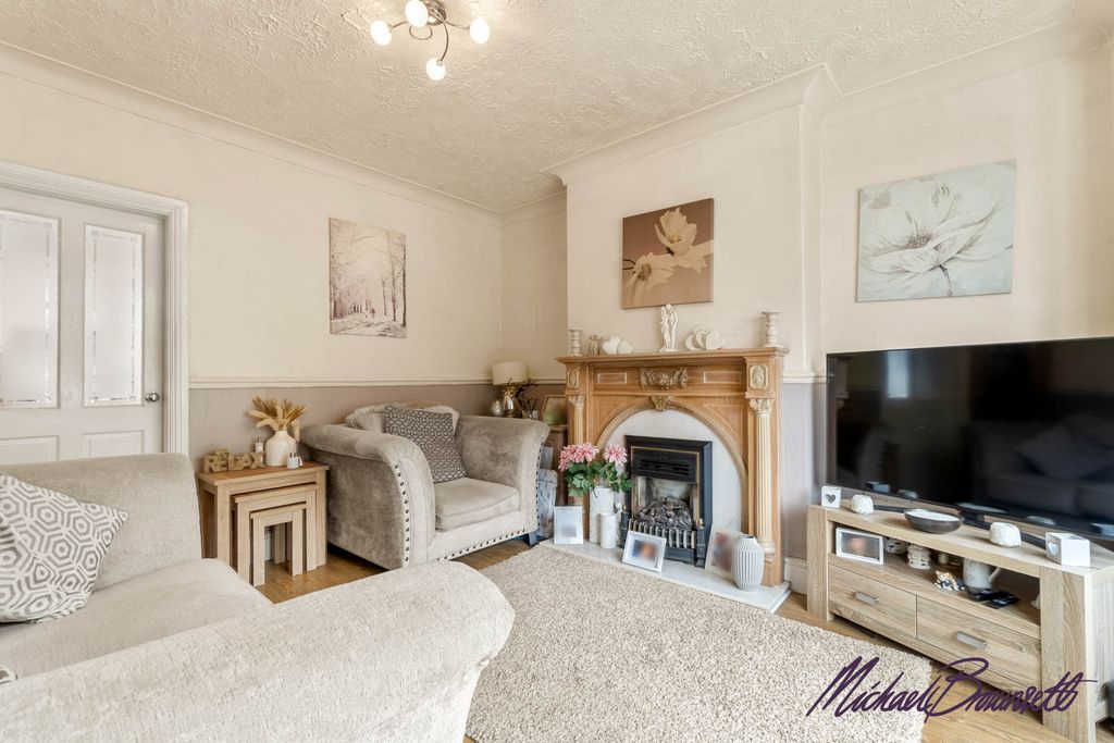 Property photo 2 of 32