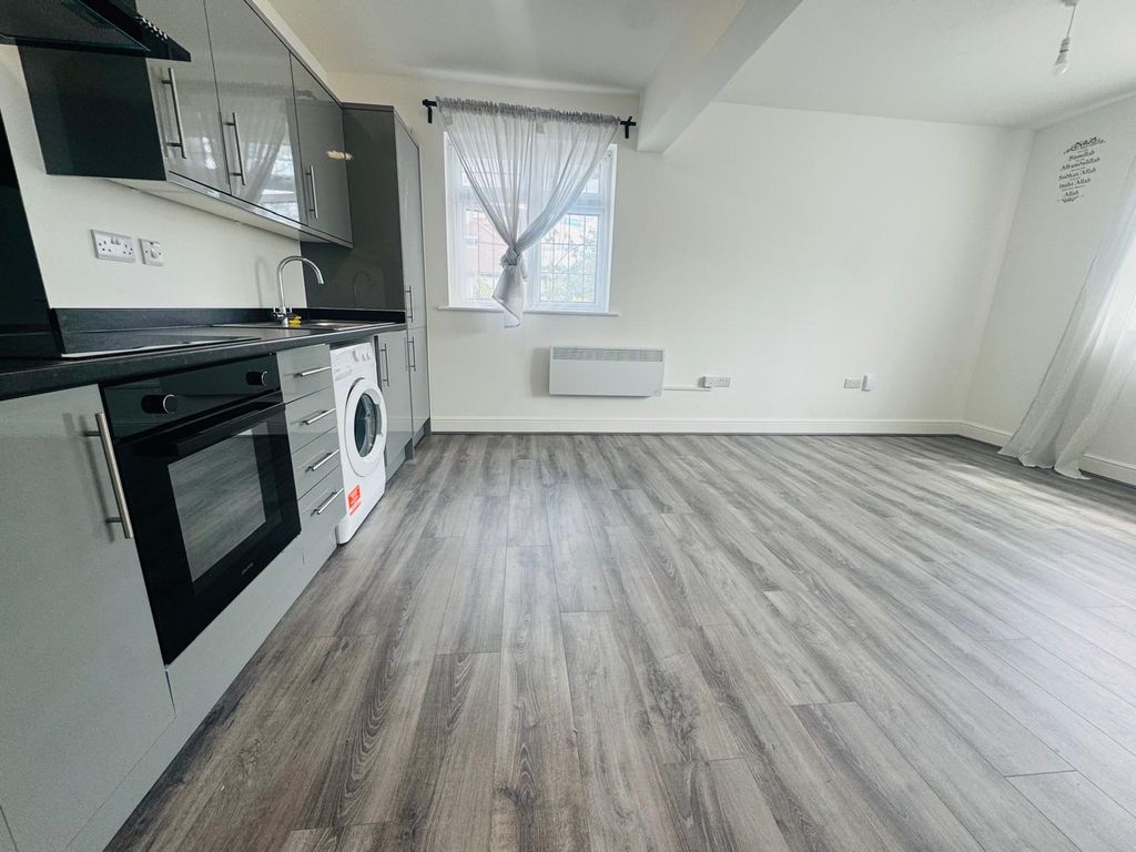 Property photo 1 of 9 1 Bed Flat To Rent Crossway, Woodford Green Ig8