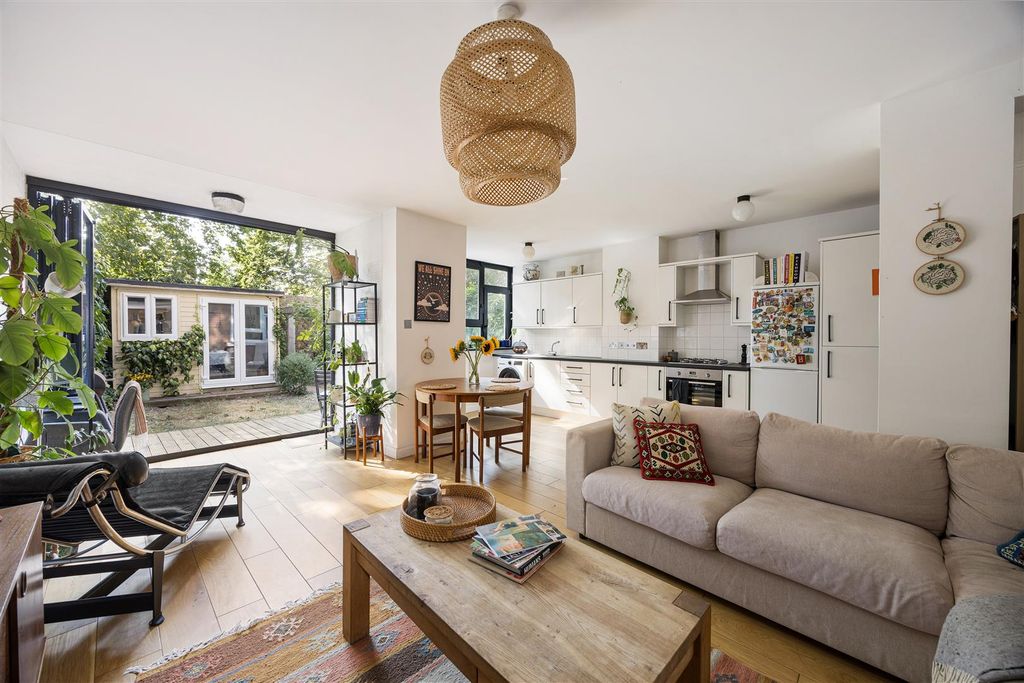 Property photo 1 of 24 Brady Street, E1