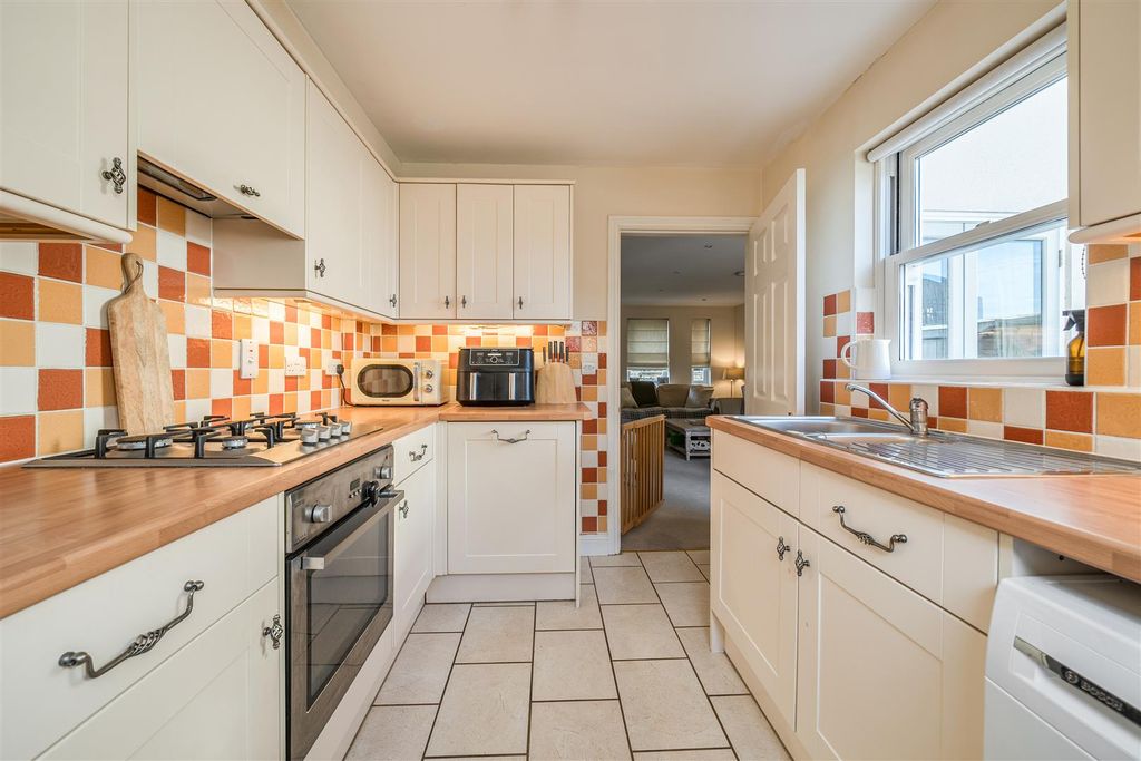 Property photo 2 of 21 1372632-18-6900d19729d86.Jpg