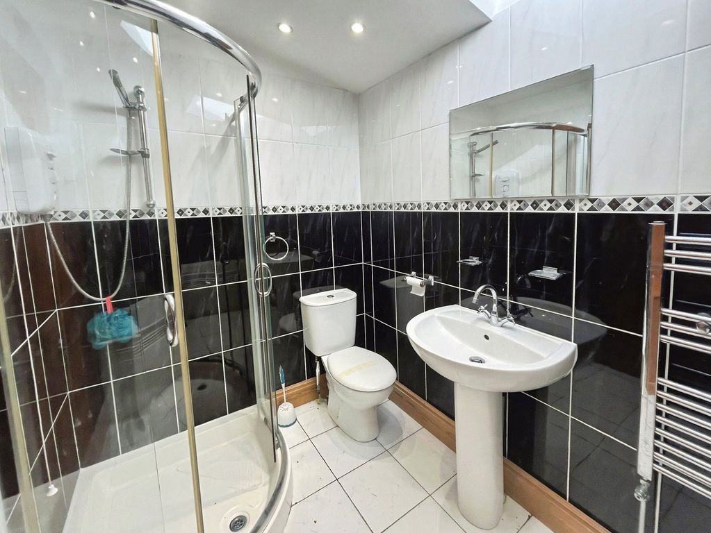 Property photo 3 of 10 Bathroom