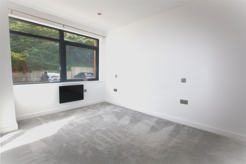 Property photo 3 of 8 Bedroom.Jpeg