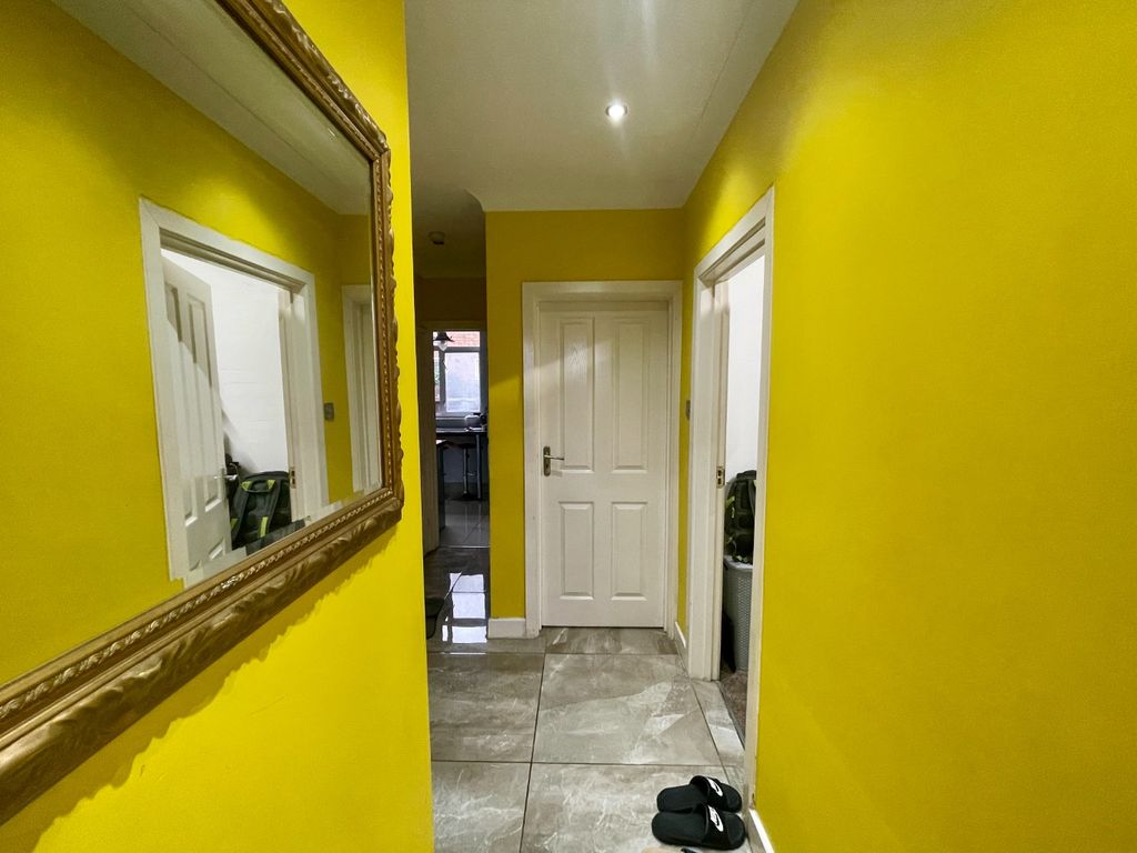 Property photo 2 of 8 4696073