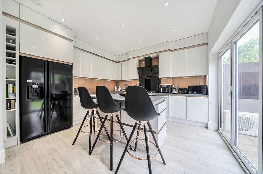 Property photo 2 of 18 1310167-12-684948...