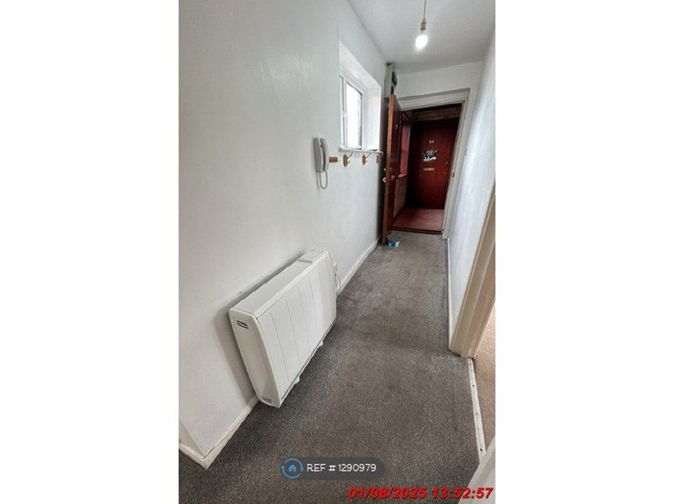 Property photo 3 of 19 Entrance Hallway