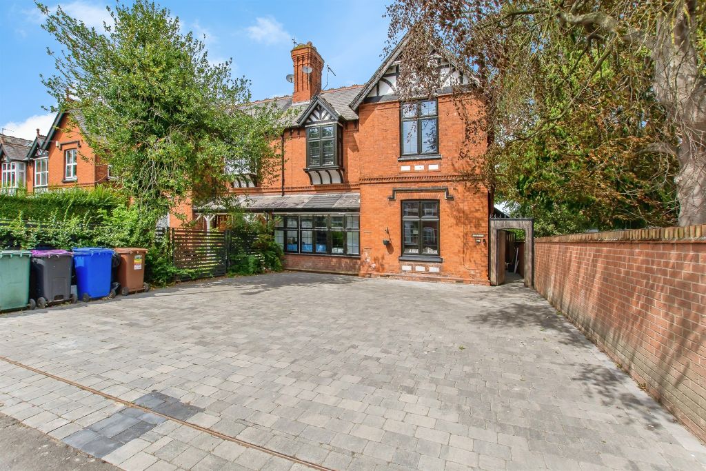 Property photo 1 of 32