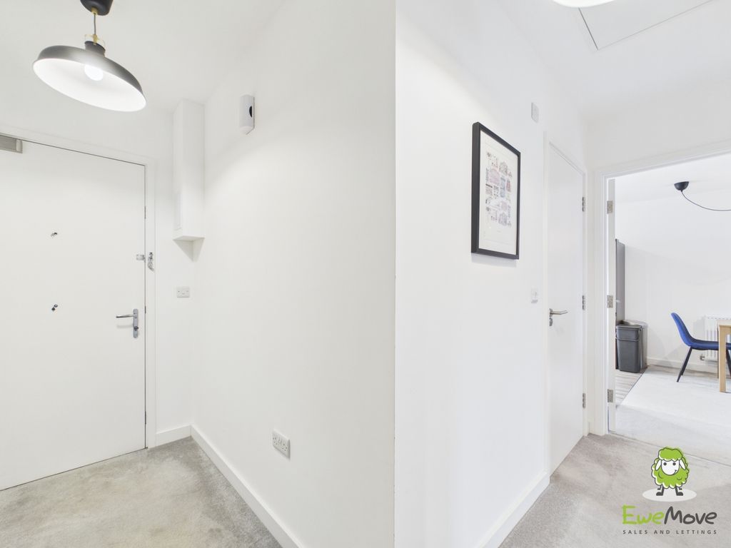 Property photo 2 of 11 Ewemove Estate Agents Basingstoke - West Sidings -