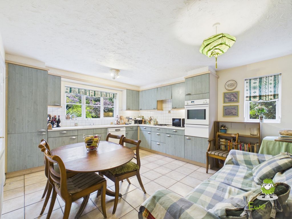 Property photo 2 of 15 Ewemove Estate Agents Basingstoke - Taylor Drive
