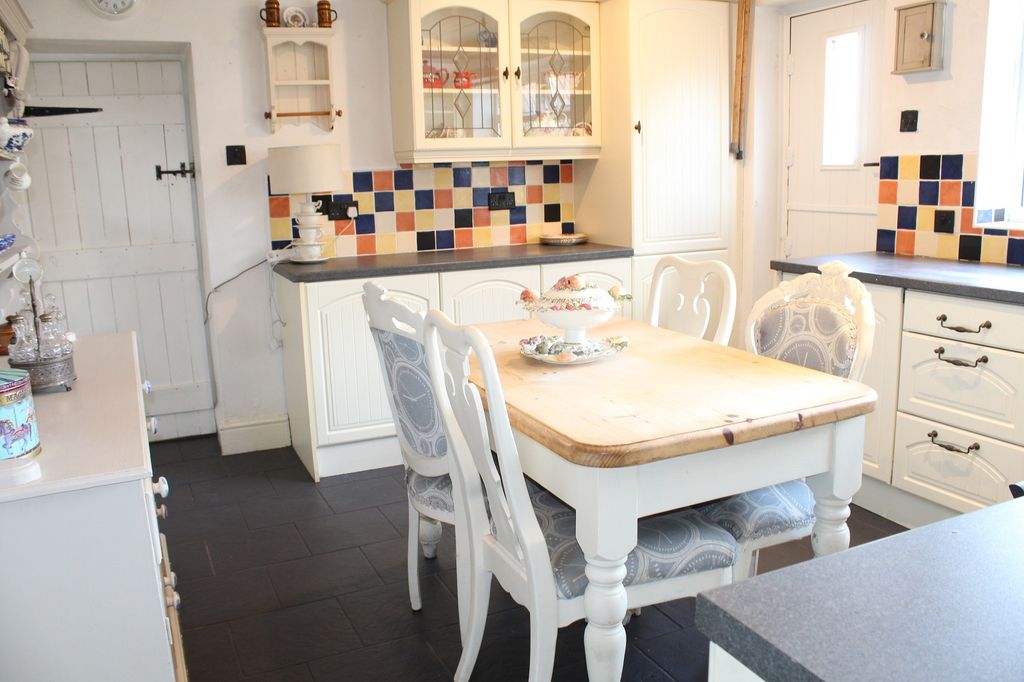 Property photo 3 of 19 Fitted Kitchen