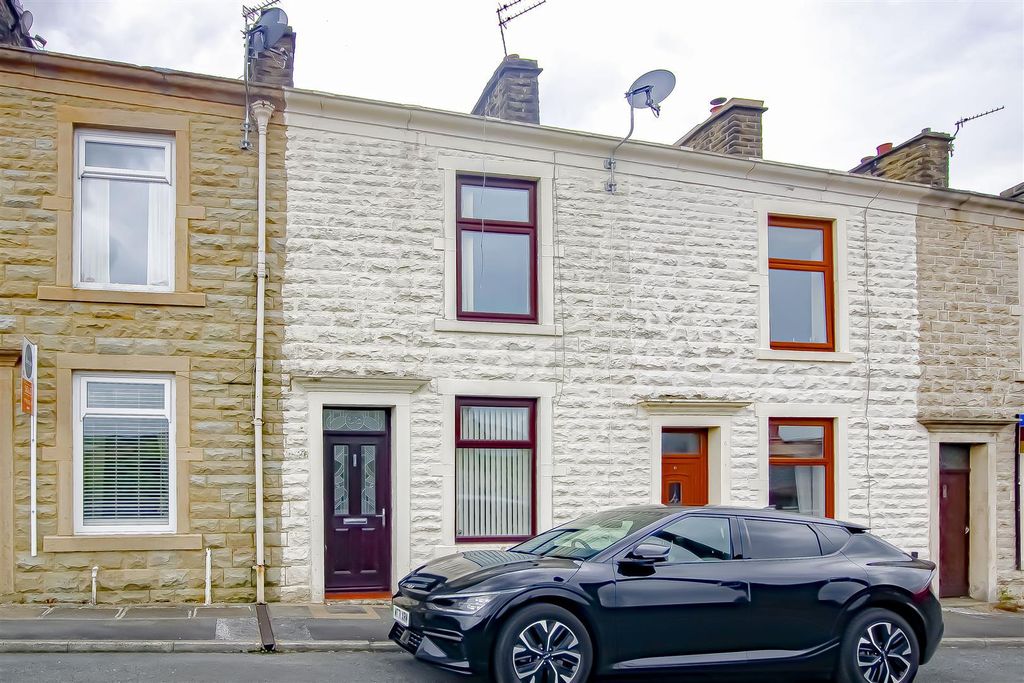 Property photo 3 of 15 Cross St North Front.Jpg