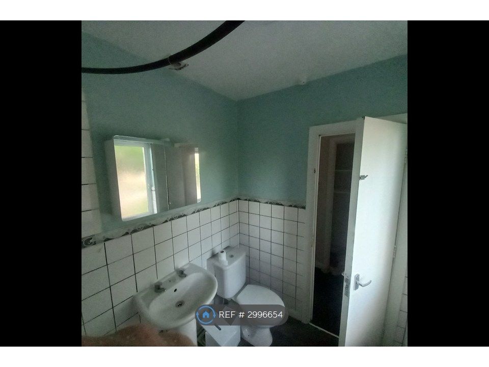 Property photo 3 of 10 Bathroom