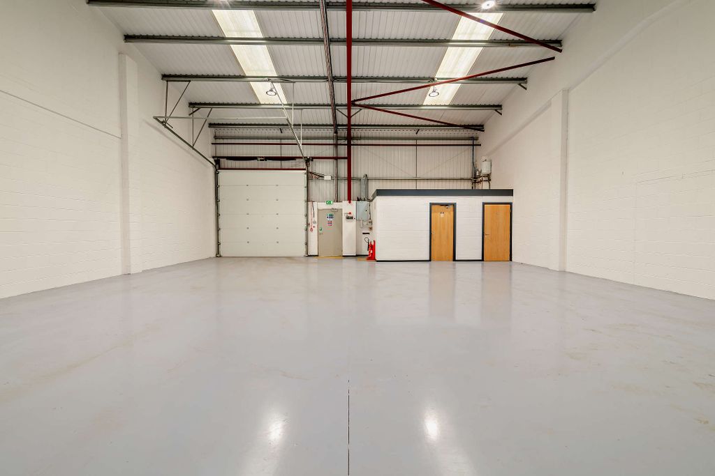 Property photo 3 of 10 8642892-Interior05-800