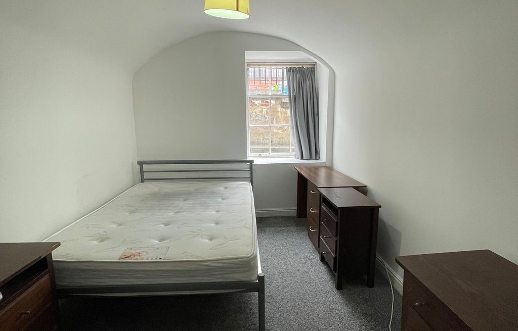 Property photo 3 of 7 A Neatly Presented Double Bedroom Featuring A Meta...