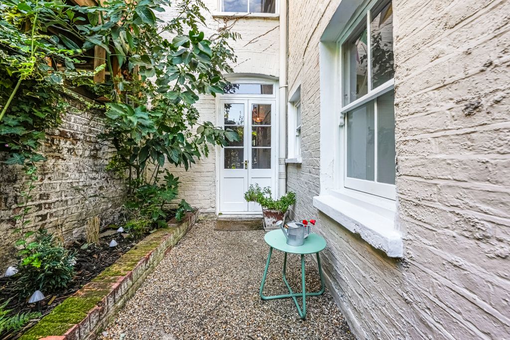Property photo 2 of 18