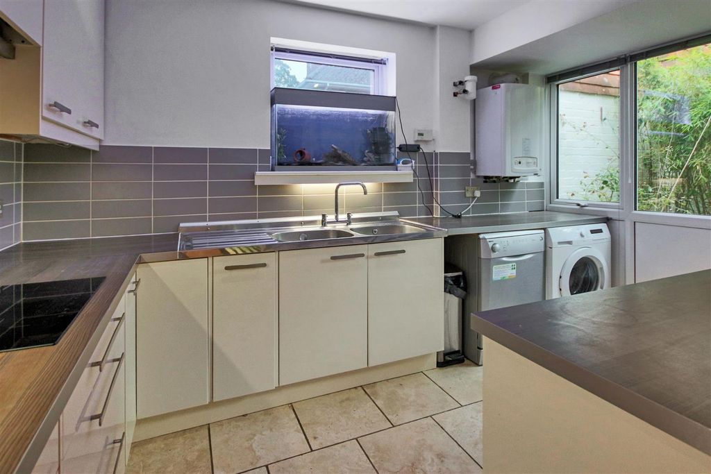 Property photo 3 of 17 Kitchen