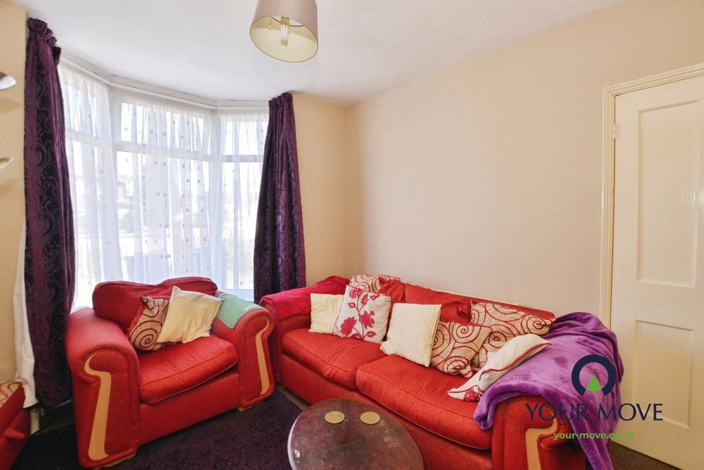 Property photo 3 of 19 Lounge