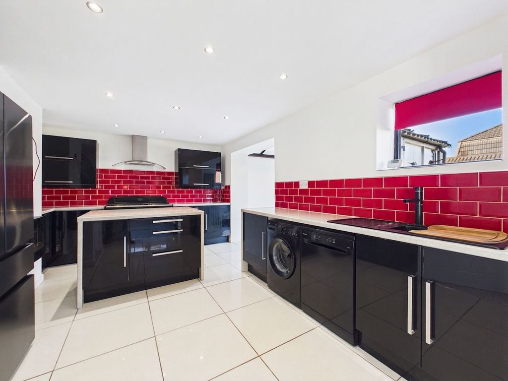 Property photo 3 of 19 Kitchen (Virtually Furnished)