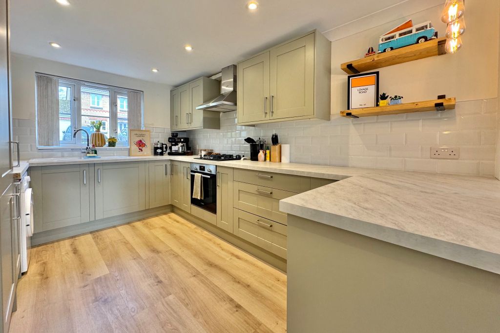 Property photo 3 of 12 Kitchen