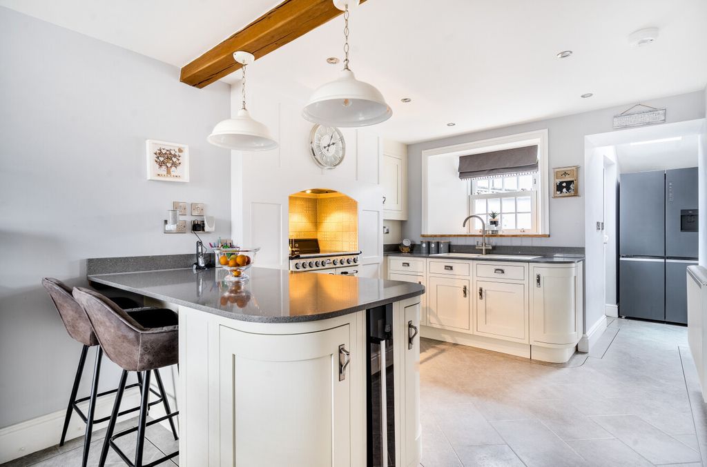 Property photo 2 of 25 1382745-14-693701...