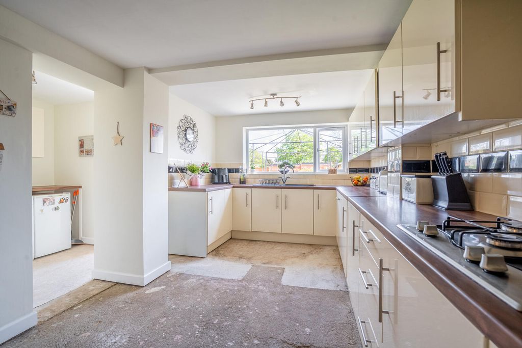 Property photo 3 of 19 Kitchen