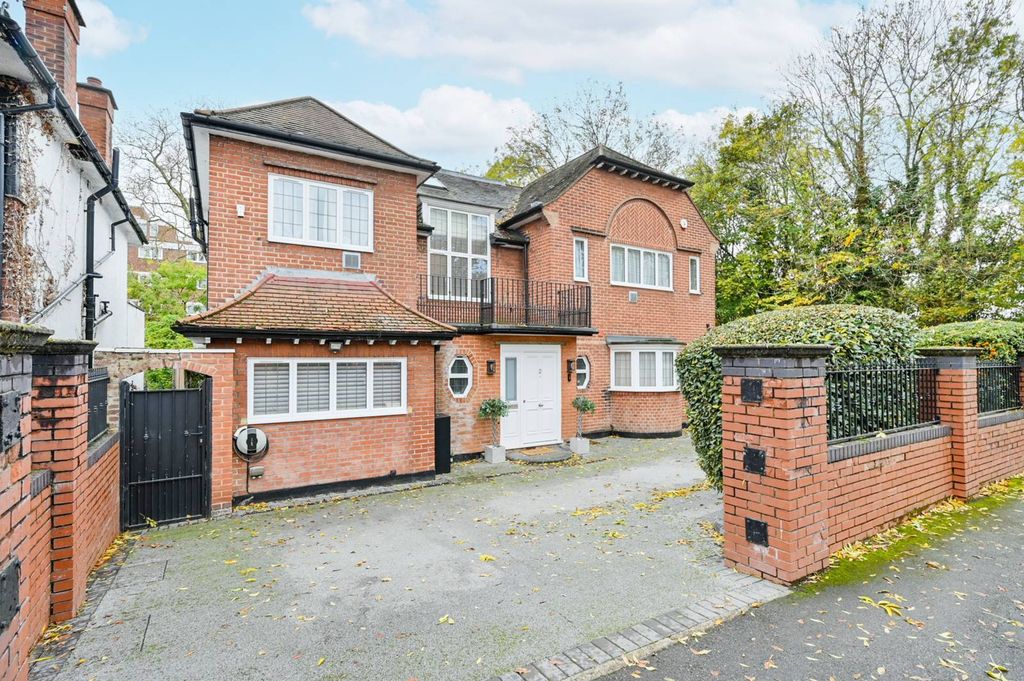 Property photo 2 of 27