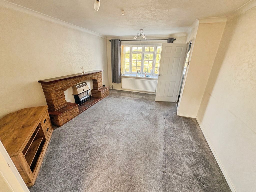 Property photo 3 of 11 Living Room
