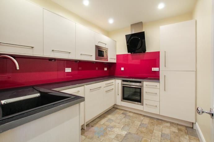 Property photo 3 of 10 Kitchen