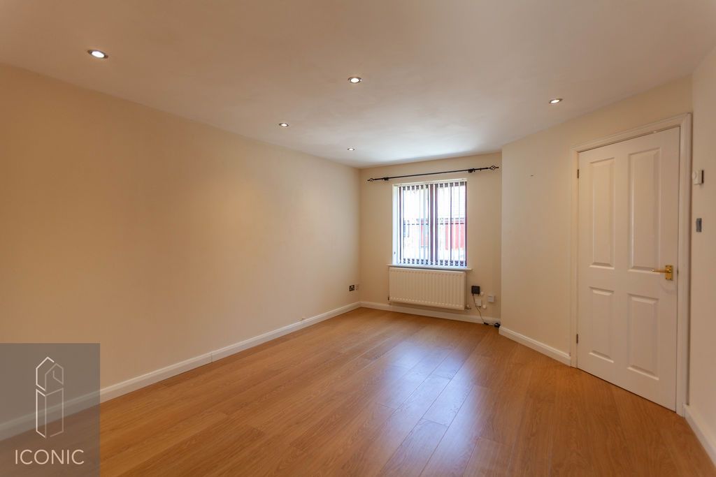 Property photo 3 of 12 Photo 4