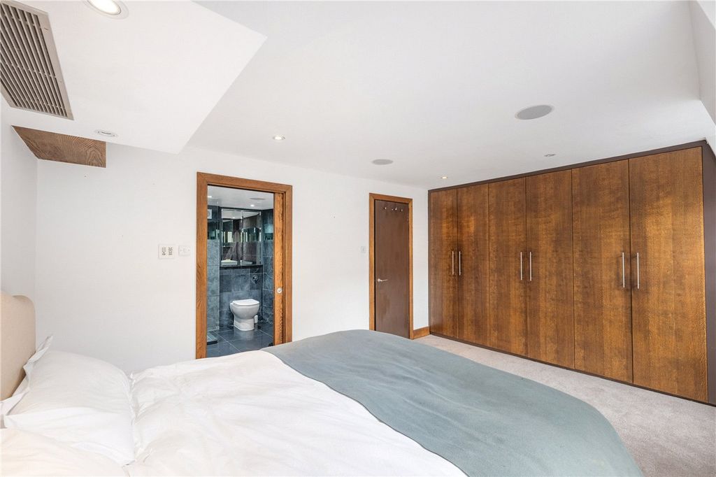 Property photo 3 of 17 Principal Bedroom
