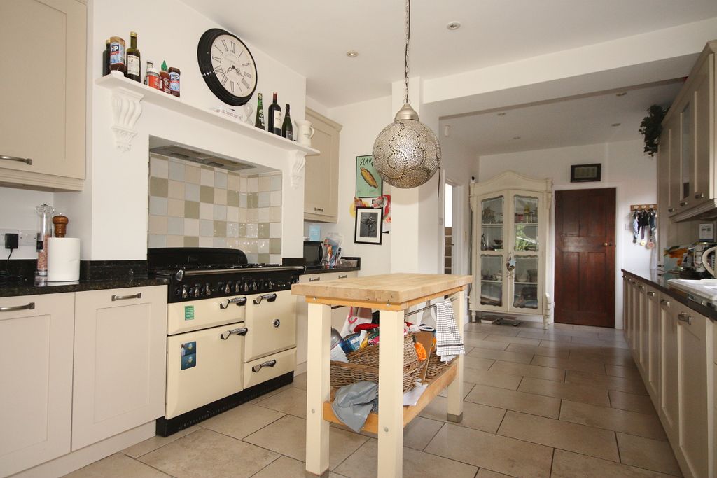 Property photo 3 of 7 Kitchen