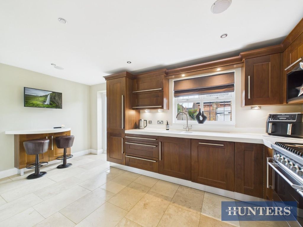 Property photo 3 of 23 Kitchen Alt