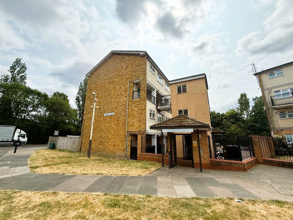 Property photo 1 of 12 3-Bedroom Flat In Southall, Ub1