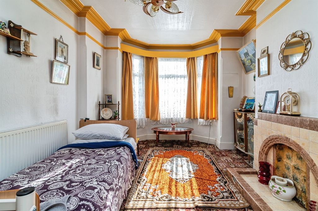 Property photo 2 of 17