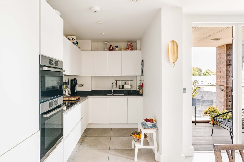 Property photo 3 of 16 Wadeson Street E2