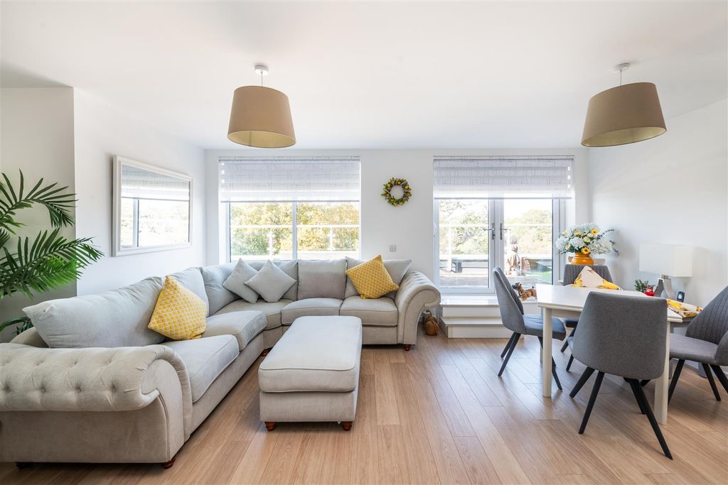 Property photo 3 of 17 Flat 37 10 Sovereign Walk Internals-3.Jpg