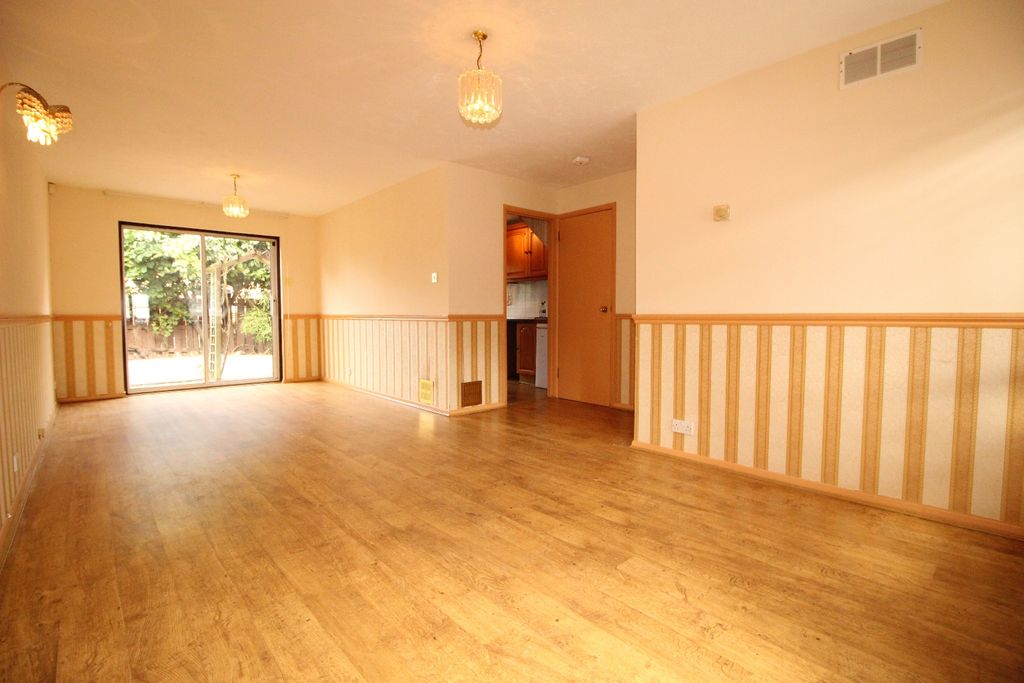 Property photo 3 of 9 Lounge 2