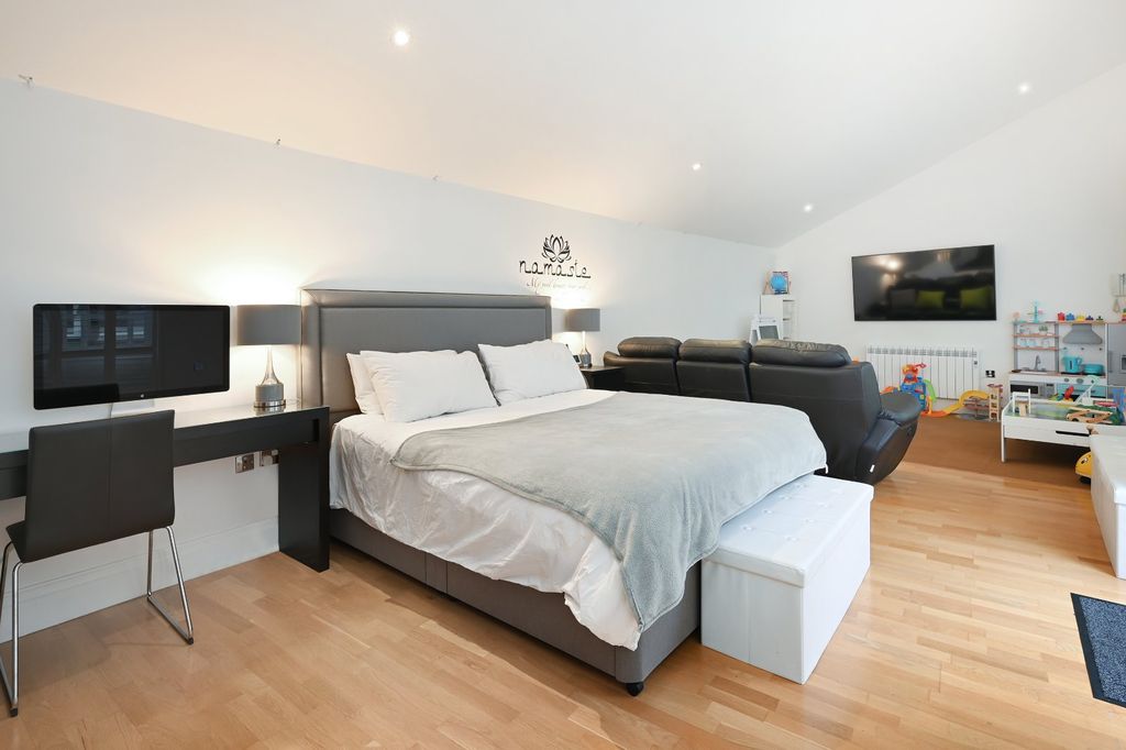 Property photo 3 of 23