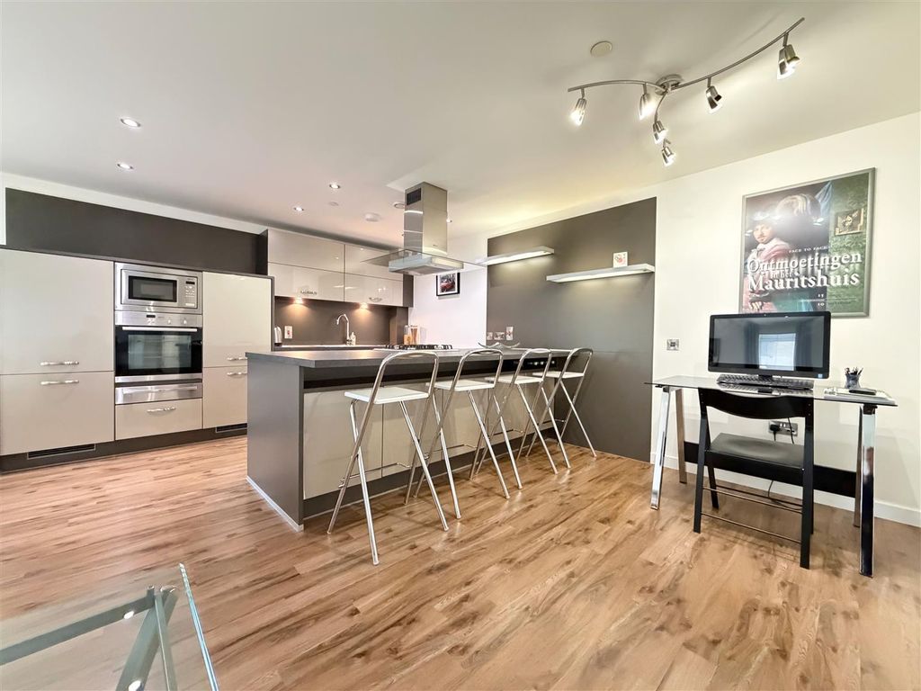 Property photo 3 of 12 Kitchen
