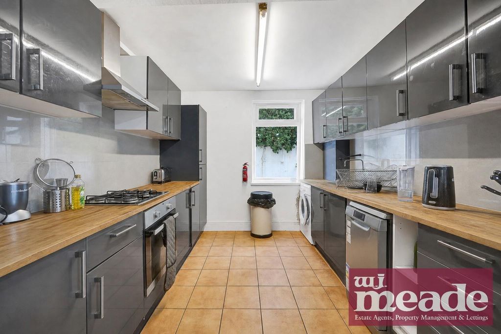 Property photo 2 of 11 Kitchen