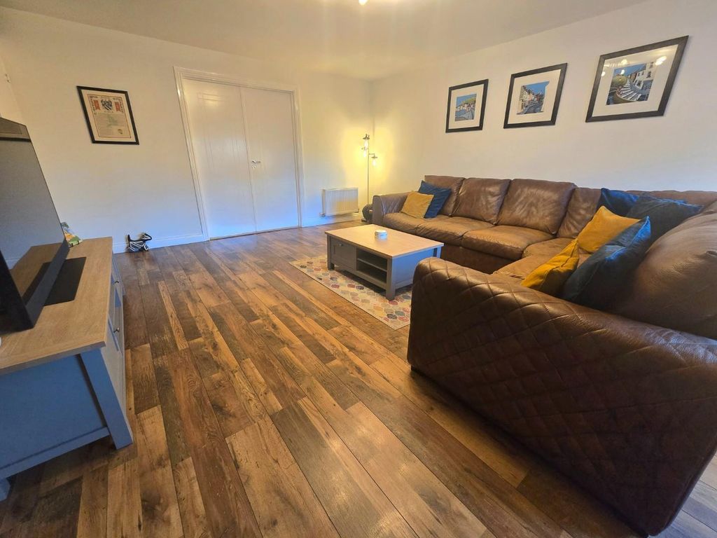 Property photo 3 of 18 Living Room