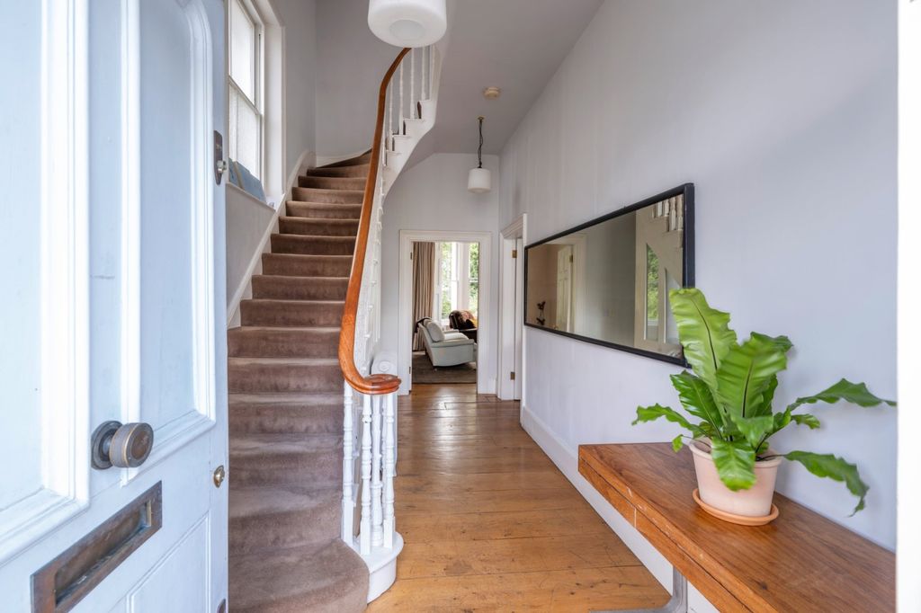 Property photo 2 of 32 Entrance Hall