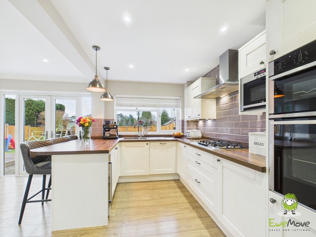 Property photo 2 of 22 Ewemove Fleet - Highdown - Kitchen