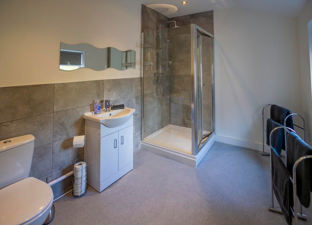 Property photo 3 of 14 A Modern And Well-Maintained Bathroom Suite Featur...