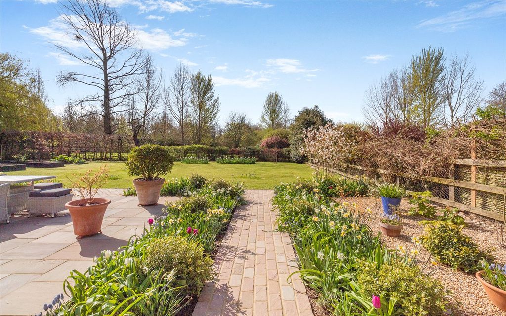 Property photo 2 of 18 Gardens