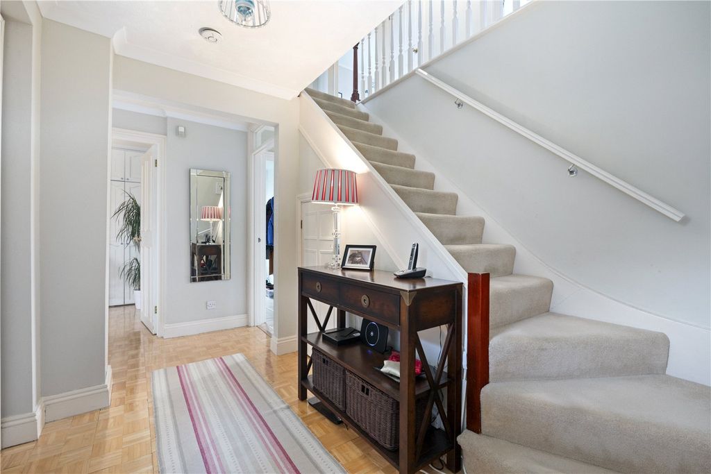 Property photo 3 of 17 Entrance Hall