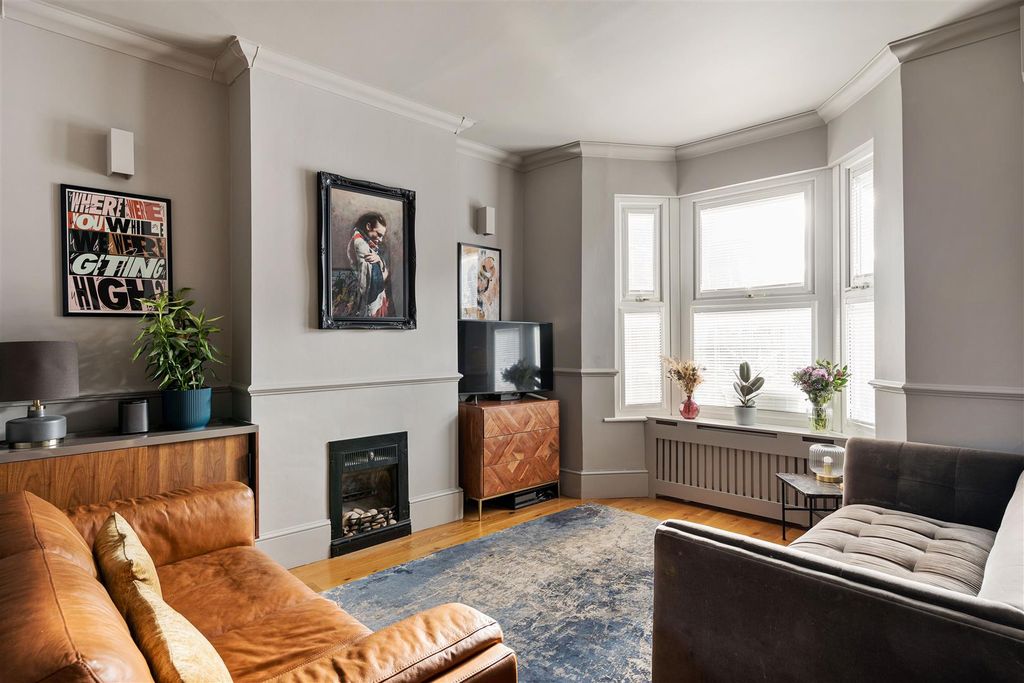 Property photo 2 of 36 Etchingham Road E15