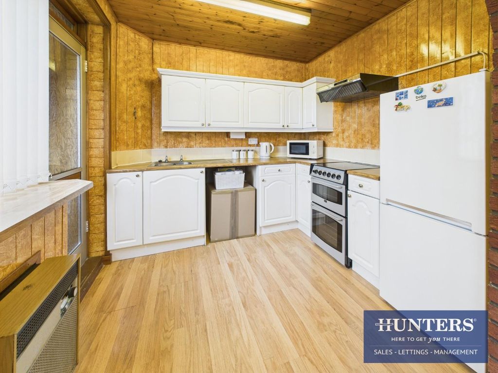 Property photo 3 of 19 Kitchen