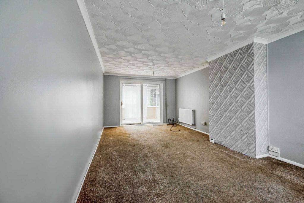 Property photo 3 of 21 29 Thruxton Road, Havant, Hampshire, Po9 4Dg